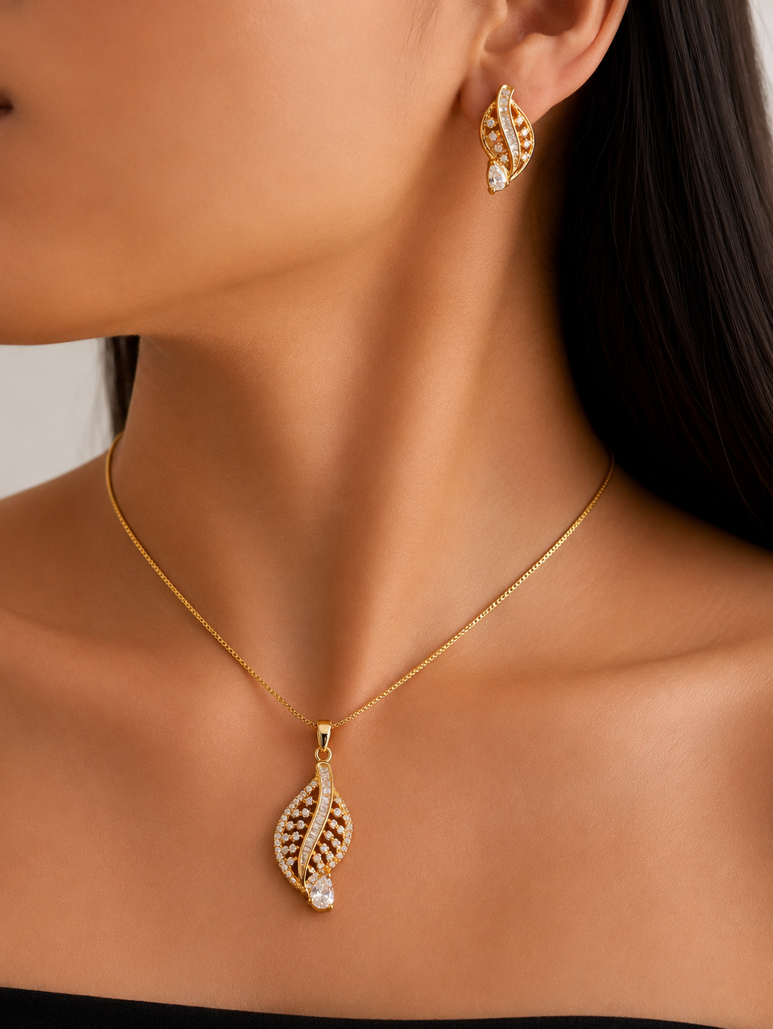 Pendant with earrings highlight